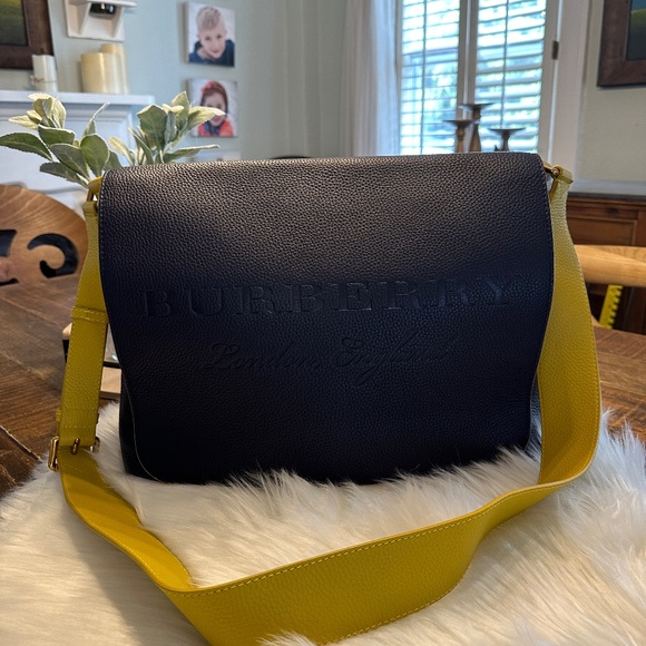 💙💛GORGEOUS Leather Burberry Messenger Bag💛💙 - Picture 2 of 10